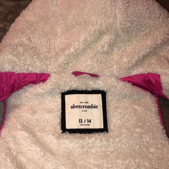 abercrombie 13-14ย Fuchsia Puffer SherpaโLined HoodedโVest - Picture 7 of 15
